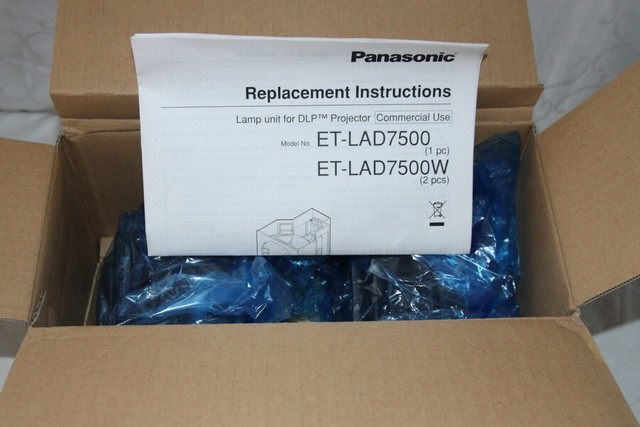 Panasonic ET-LAD7700W2x replacement lamp projector lamp PT-D7700/DW7000 NEW