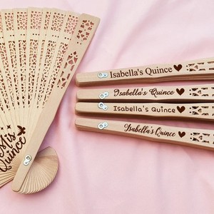1 Abanico Plegable de Madera Aromática de 8 Pulgadas con Diseño Tallado Personalizable, Disponible en Varios Colores, Abanicos para Bodas - Product Image 2