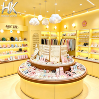 Meuble de Présentation Personnalisable Jaune pour Magasin : Vitrine Murale, Étagère Arquée, Comptoir Îlot pour Bijouterie et Boutique