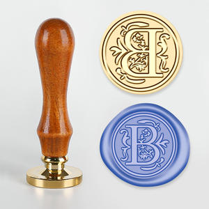 Sceau de cire avec manche en bois, tête en laiton, lettre B gravée, outil de scellage décoratif - Product Image 1