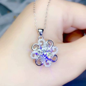 Collana con Ciondolo a Fiore in Argento con Cristalli e Strass, Taglio Brillante Rotondo, Montatura a Griffe, Catena a Serpente, Stile Classico Unisex - Product Image 1