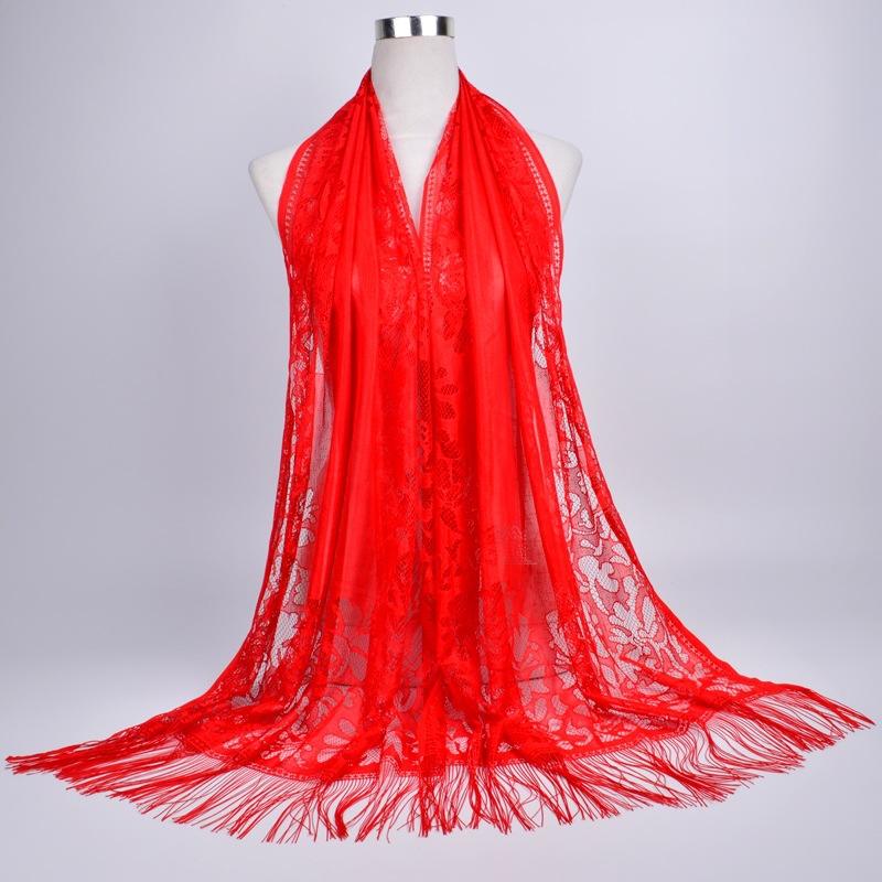 The auspicious clouds are bright red