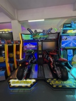 Jeu d'arcade de course de moto avec deux écrans LCD et éclairage LED pour centre de jeux commercial
