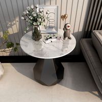 Table basse moderne de luxe légère avec plateau en marbre et structure en métal pour salon, chambre et balcon