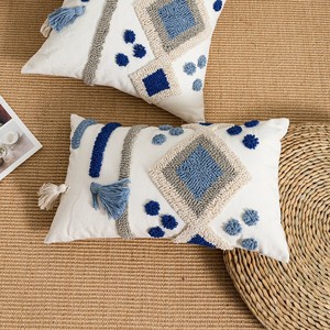 Federa Decorativa Boho con Ricamo Etnico, Cuscino in Tela di Cotone Fatto a Mano con Nappine - Product Image 3
