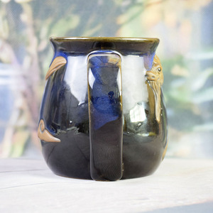Boccale da Birra Tradizionale Bavarese in Porcellana Dipinta a Mano, 800ml, Ecologico e Riutilizzabile, con Manico Blu e Bianco - Product Image 4