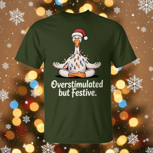 T-shirt con anatra meditante e luci natalizie: design festivo ma con un tocco di divertimento - Product Image 2