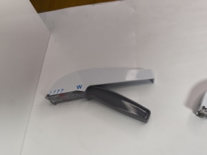 دباسة جلد كهربائية للاستخدام مرة واحدة بقوة 35 واط، أدوات جراحية أساسية للجلد، معتمدة بشهادة CE/ISO13485، فئة II، ضمان سنة واحدة، متوفرة في المخزون. - Product Image 3