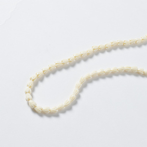 Collar de Flores Pequeñas de Pikake Hawaianas de Resina, Estilo Tropical, para Graduación, Bodas y Bailes - Product Image 2