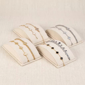 Présentoir à bijoux en velours rose et noir pour bracelets et colliers, idéal pour les magasins de bijoux - Product Image 4