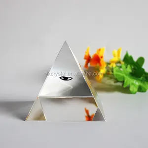 Vendita calda decorazione desktop 3D souvenir inciso al laser fermacarte cristallo pietra piramide