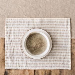 Napperons en lin rayés avec texture naturelle pour les organisateurs de mariages et les repas formels - Product Image 1