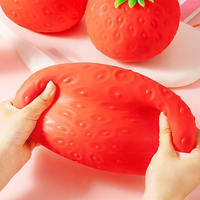 Jouet Squishy Géant Fraise Réaliste à Remontée Lente pour la Réduction du Stress, Idéal comme Cadeau de Fête
