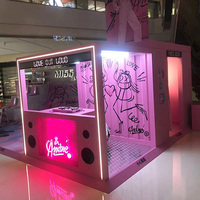 Accessoires d'affichage de fenêtre de merchandising visuel personnalisé créatif de fabrication professionnelle