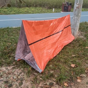 Manta de Emergencia para Supervivencia con Asa en Forma de D, Color Naranja, Material PE, Impermeable, Ligera y Compacta para Uso en Exteriores - Product Image 2