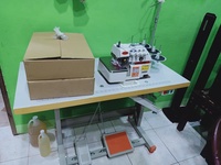 Machine à coudre surjeteuse industrielle manuelle Siruba série 700 modèle 747 757 737 à trois fils d'occasion en vente