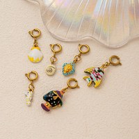 Pendentif émaillé aux couleurs vives, texture douce et charmante, style dessin animé fantaisiste, thème océan, accessoire de luxe estival