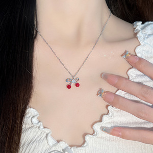 Collana con Ciliegia della Serie Summer Island dal Design Originale e di Tendenza, Catena Femminile in Acciaio Inossidabile per Clavicola, Ripostolato su Douyin Xiaohongshu - Product Image 2