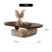 Table basse design minimaliste ronde à bords incurvés, style moderne rétro, pour salon, usage domestique, couleur noyer, style vintage.