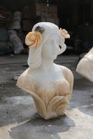 Buste en marbre artisanal personnalisé, sculpture en pierre naturelle, buste en marbre avec décoration florale pour la décoration de jardin en stock