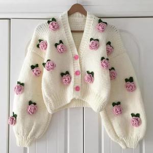 Cardigan en tricot court pour femme, rose épaisse, style rétro, fait main au crochet, motif floral, cadeau personnalisé pour l'hiver - Product Image 1
