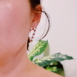 Pendientes de botón con forma de bastón de caramelo brillante - Product Image 3