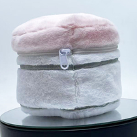Kinqee promoción personalizada de peluche de juguete bolsa de cosméticos logotipo personalizado OEM Plushie suave diseño cosmético Unisex regalos promocionales