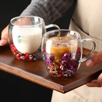 Tasse en verre à double paroi élégante avec embellissements de fleurs séchées, résistante à la chaleur pour le thé et le café, vaisselle en verre stylée