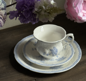 Juego de Vajilla de Cerámica con Relieve Floral Azul Vintage – Elegantes Platos de Porcelana, Soporte para Pasteles, Vajilla para Regalo de Boda - Product Image 2