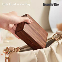 Petite boîte à bijoux portable en bois d'acajou massif avec doublure métallique, design de voyage personnalisable pour bagues et colliers - Cadeau pour les êtres chers