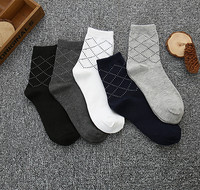 Gros Automne Offre Spéciale Mode Plaid Pur Couleur 5 paires Cadeaux Boîte Pack Respirant Coton Hommes D'affaires Chaussettes