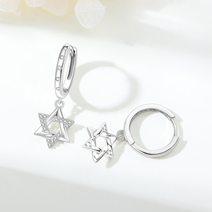 Los pendientes de estrella de seis puntas de latón blanco son una opción ideal para accesorios de niñas, como regalo de aniversario o de cumpleaños. - Product Image 6