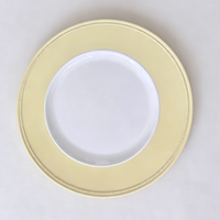 Assiettes de présentation bleu ciel à bord festonné avec détails dorés, en plastique jetable, pour la mise en table de mariages et fêtes d'anniversaire