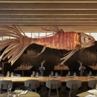 JYLIGHTING Sculpture géante en bois en forme de poisson Koi, lustre sur mesure en lattes tissées, lumière chaude, pour restaurant de sushi