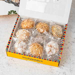 Sicilyaddict - Caja de Regalo de 800g de Pasteles de Almendras Sicilianos, Hechos a Mano, Variedad de Sabores - Product Image 1