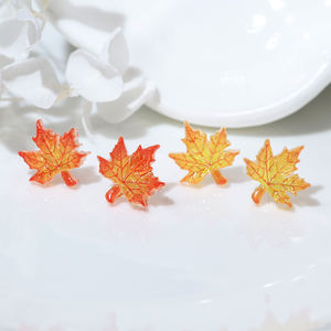 Nouvelles boucles d'oreilles et clips d'oreille en forme de feuille d'érable <span class=keywords><strong>orange</strong></span> en résine minimaliste <span class=keywords><strong>sans</strong></span> trous d'oreille - Product Image 1