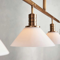 Suspension linéaire minimaliste moderne en laiton certifié avec cônes en verre laiteux, idéale pour salle à manger et îlot de cuisine