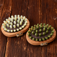 Brosse de massage du cuir chevelu en jade naturel avec logo personnalisé avec outil de drainage lymphatique en bois de hêtre de qualité supérieure vert et blanc