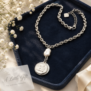 Collier pendentif pièce de monnaie en acier plaqué or 18 carats, anti-ternissement, avec perle baroque ange, pour cadeau d'anniversaire, vente en gros usine OEM - Product Image 4