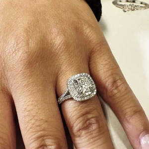 Anello di fidanzamento da donna F1466 in oro bianco con diamante taglio brillante rotondo naturale colore G e montatura a halo - Product Image 3