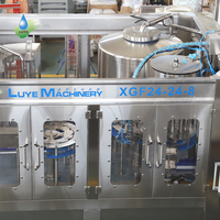 Machine de remplissage d'eau automatique de haute précision pour la production en série, pour bouteilles en plastique et en verre de 300 ml à 2000 ml, conception à mouvement continu
