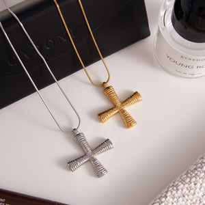 Collana di Design in Acciaio Inossidabile Placcato Oro 18K con Pendente a Croce Greca e Catena a Maglia - Product Image 4