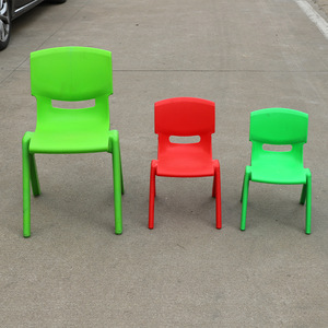 Ensemble de chaises en plastique pour maternelle, vert et rouge, design moderne et durable, pour meubles d'enfants - Product Image 1