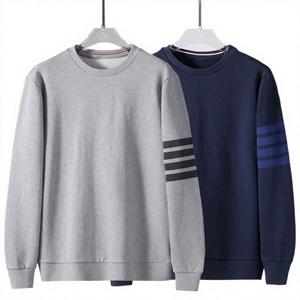 เสื้อสเวตเชิ้ตผู้ชายผ้าคอตตอนเทอร์รี่ คอกลม แขนยาว ลายแถบสี่เส้น ทรงหลวม สวมใส่สบาย เหมาะสำหรับฤดูใบไม้ร่วง - Product Image 4