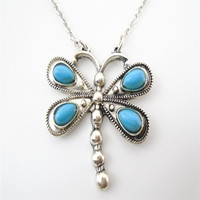 Collier vintage avec pendentif papillon en turquoise, chaîne à maillons en alliage de zinc et perles d'imitation