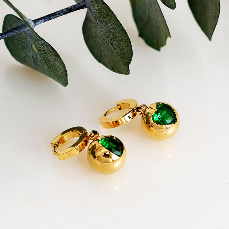 ต่างหูสีเขียว