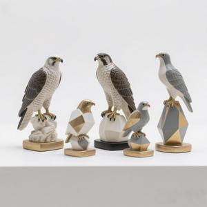 Maestosa statua in resina di falco-10 "apertura alare, piume dipinte a mano, decorazioni per capanna da caccia - Product Image 2