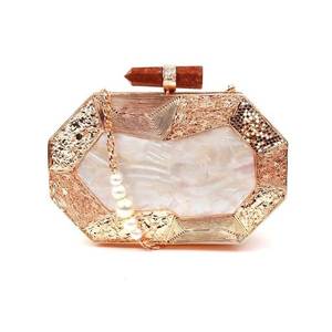 Bolso de mano de moda para mujer con cadena y logotipo personalizado, carteras de señora, bolsos de resina hechos a mano por S A And Sons Exports - Product Image 6