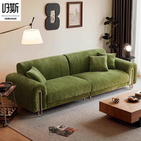 Canapé en chenille vert mousse de style moderne avec accoudoirs en métal mat et chenille ultra-douce pour salons et studios rétro