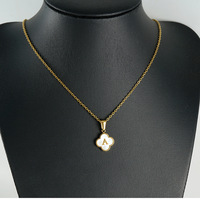 Colgante de placa de nombre de diseño personalizado de fábrica, collar con colgante de letra inicial de concha de trébol de cuatro hojas árabe de la suerte con diseño de fábrica